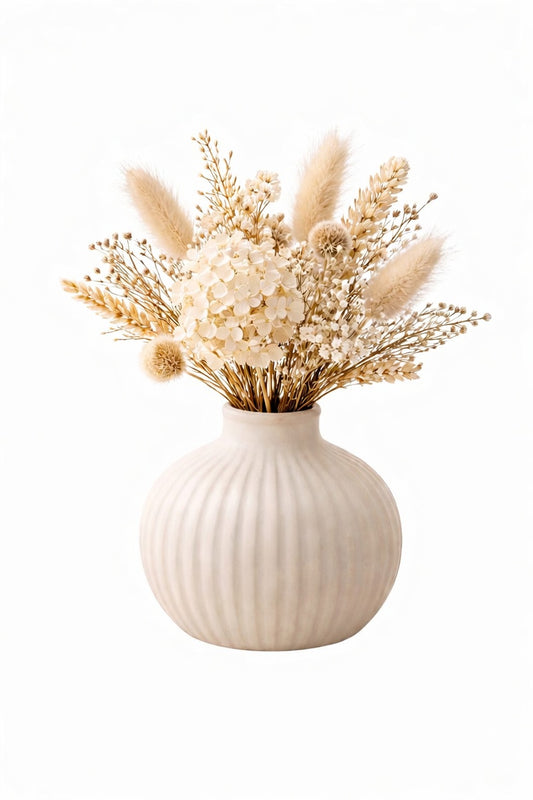 Keramikvase mit Trockenblumen, dekorativ